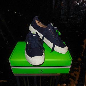Cariuma Navy Canvas Low Sneakers